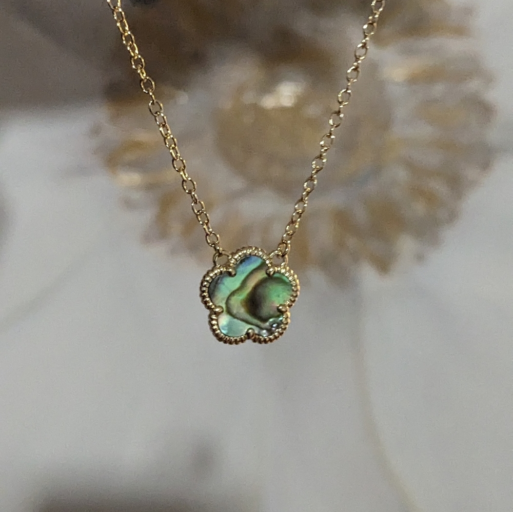 Jankuo Flower 14K Goldplated Abalone Clover Pendant Necklace New in Box ❤️